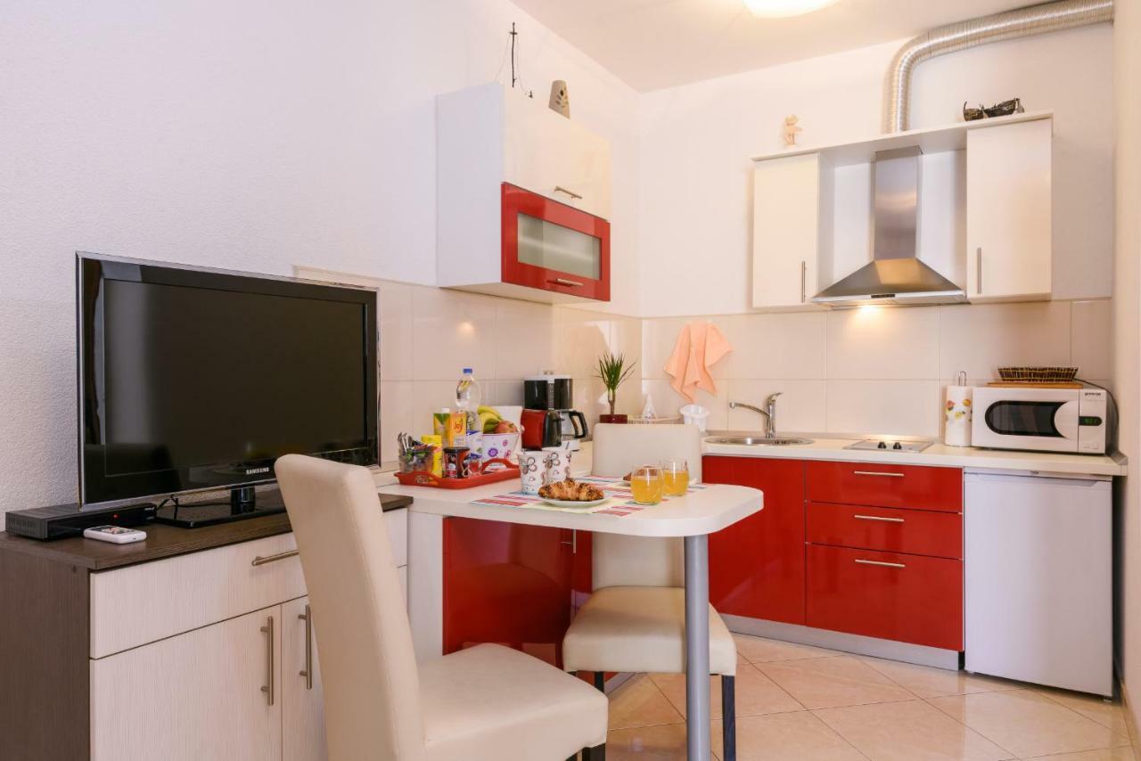 Apartments Dora -Free Parking Трогир Экстерьер фото