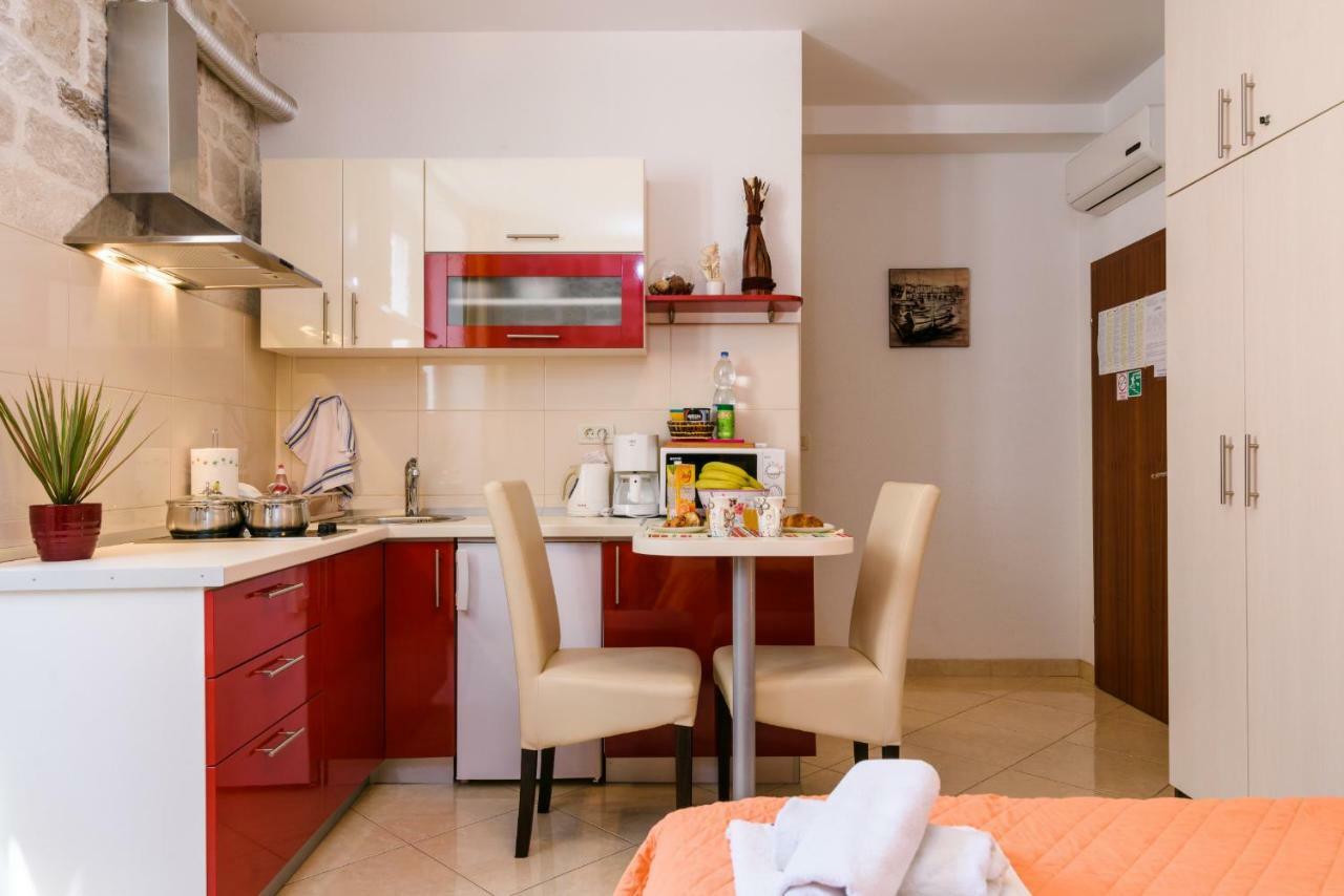 Apartments Dora -Free Parking Трогир Экстерьер фото