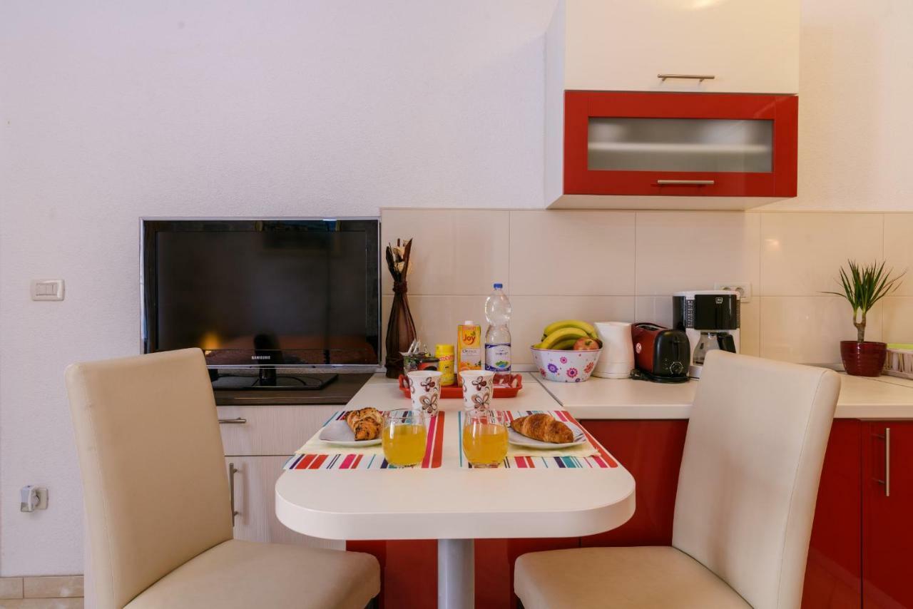 Apartments Dora -Free Parking Трогир Экстерьер фото